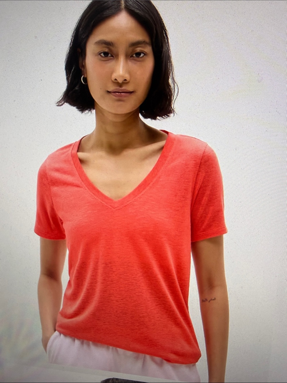 NWT Athleta Breezy Scoop V-neck Red Short Sleeve Tee Long Hem Semi Fitted Large